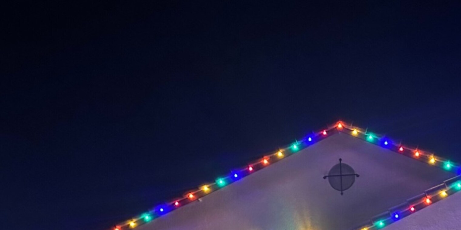 Christmas light service in Elk Grove, CA: multicolor c9 gable peak run